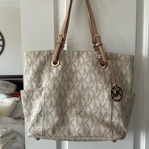 MICHAEL KORS MONOGRAM SHOULDER BAG